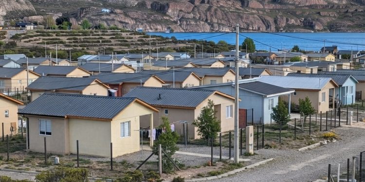 Asignan subsidios a 70 familias del Comité Viento Patagón para proyecto habitacional en Chile Chico