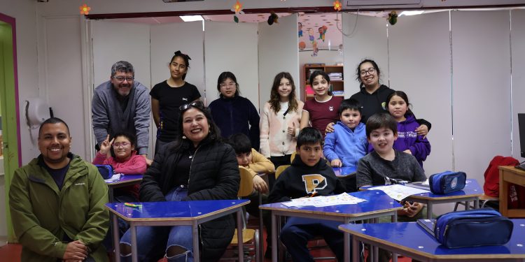 Estudiantes de la Escuela Repollal aprendieron periodismo y realizaron programa radial en vivo en Guaitecas